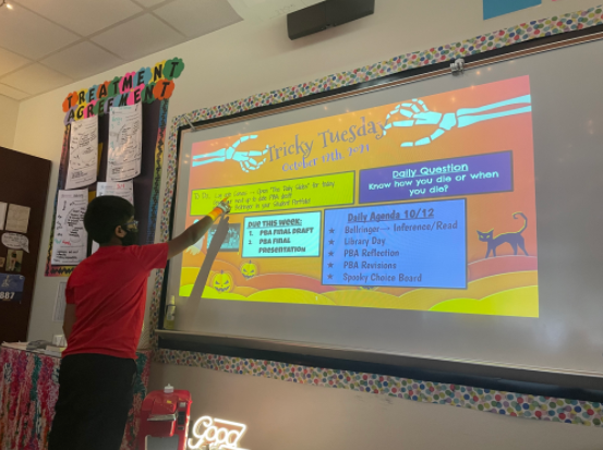 mil_fertitta's tweet photo. Class Jobs are in full swing! Curriculum Instructors lead our class, by going over what we have in store for the week! Today, we had a 30-second spark, to see how our class was feeling today! #teamwork  #pearsonpeople #patriotstrong  #restorativepractices @FISD_PearsonMS https://t.co/h6dOh6joTb
