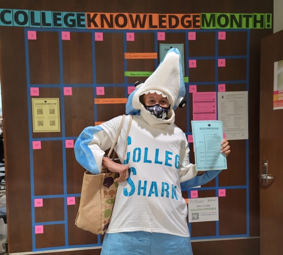 AchieveTC's tweet photo. College Shark - AKA our @ComoPark_HS Career Pathway Center coordinator Bridgette Kelly - welcomed students to College Knowledge Night, where 11 colleges, universities and certificate programs shared info on programs and admissions! #CollegeKnowledgeMonth. https://t.co/Bzo4yQKAPz