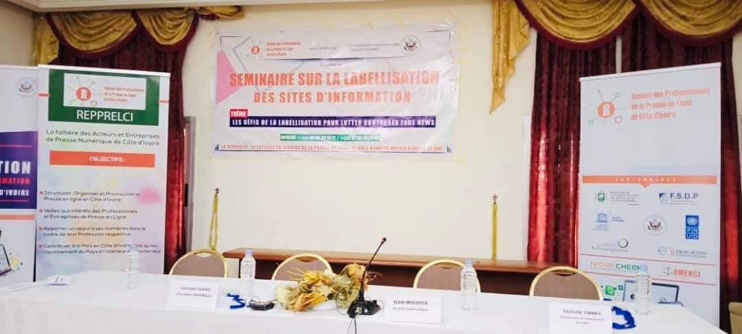 SergeFarell's tweet photo. Chris Madou, Responsable chargé du Numérique et de l’Entrepreneuriat de @UNBCI_ a participé au séminaire initié par le #Repprelci visant à la labellisation des sites d’information en Ligne en Côte d’Ivoire et financé par l'Ambassade des USA en #Civ225 

#GoUNBCI https://t.co/O1n29t1qUu