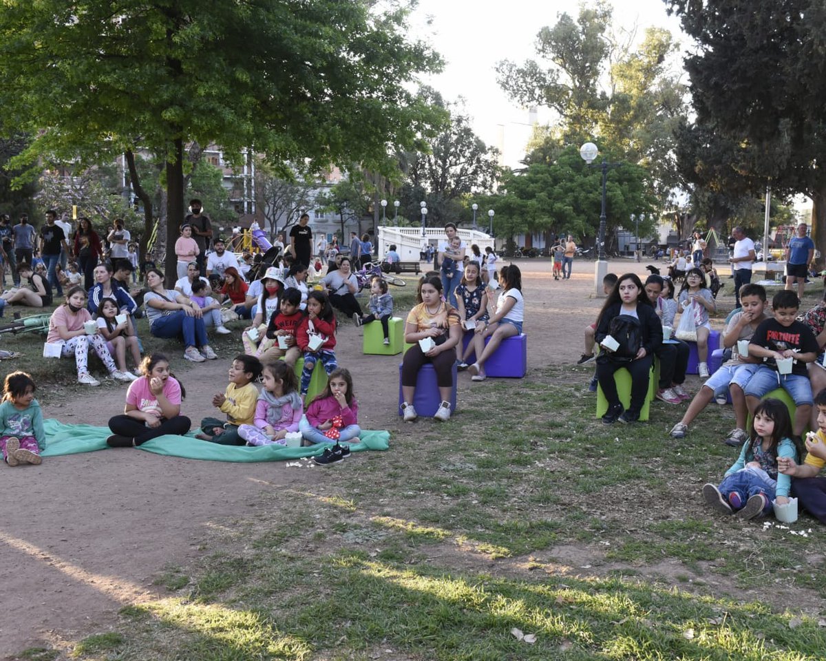mlauramondino's tweet photo. El ciclo #ButacaVerde, organizado por @CreoSantaFe se hizo en la #PlazaConstituyentes en el marco del #DíadelaConcienciaAmbiental.
Hubo proyecciones de películas, puestos de reciclado ♻️ y #BibliotecaMóvil
Si cuidamos nuestra casa, construimos una mejor ciudad ✊
#NohayPlanetaB https://t.co/B0wLubPpmx