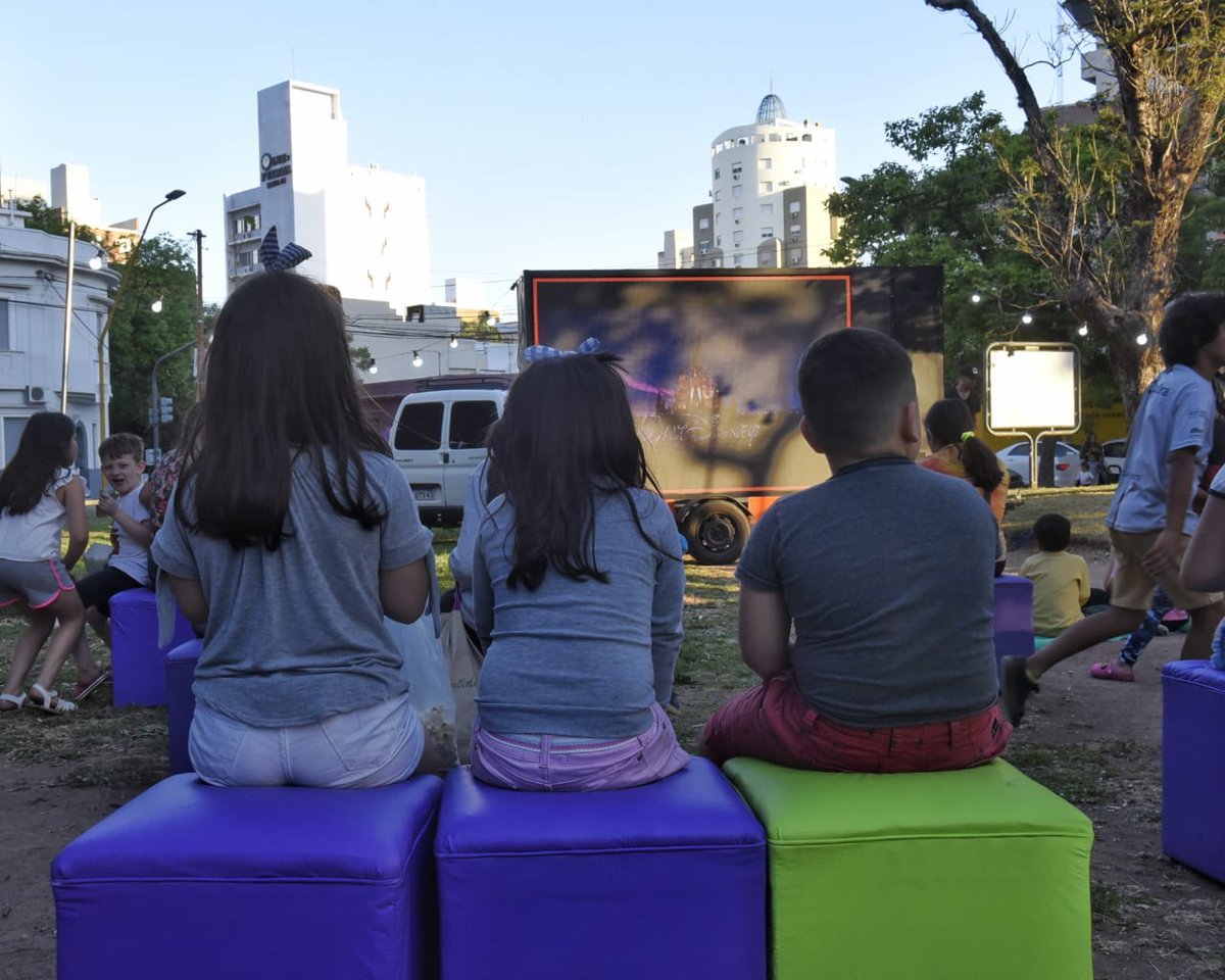 mlauramondino's tweet photo. El ciclo #ButacaVerde, organizado por @CreoSantaFe se hizo en la #PlazaConstituyentes en el marco del #DíadelaConcienciaAmbiental.
Hubo proyecciones de películas, puestos de reciclado ♻️ y #BibliotecaMóvil
Si cuidamos nuestra casa, construimos una mejor ciudad ✊
#NohayPlanetaB https://t.co/B0wLubPpmx