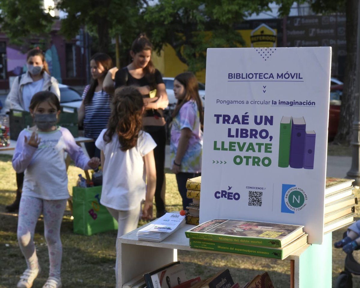 mlauramondino's tweet photo. El ciclo #ButacaVerde, organizado por @CreoSantaFe se hizo en la #PlazaConstituyentes en el marco del #DíadelaConcienciaAmbiental.
Hubo proyecciones de películas, puestos de reciclado ♻️ y #BibliotecaMóvil
Si cuidamos nuestra casa, construimos una mejor ciudad ✊
#NohayPlanetaB https://t.co/B0wLubPpmx