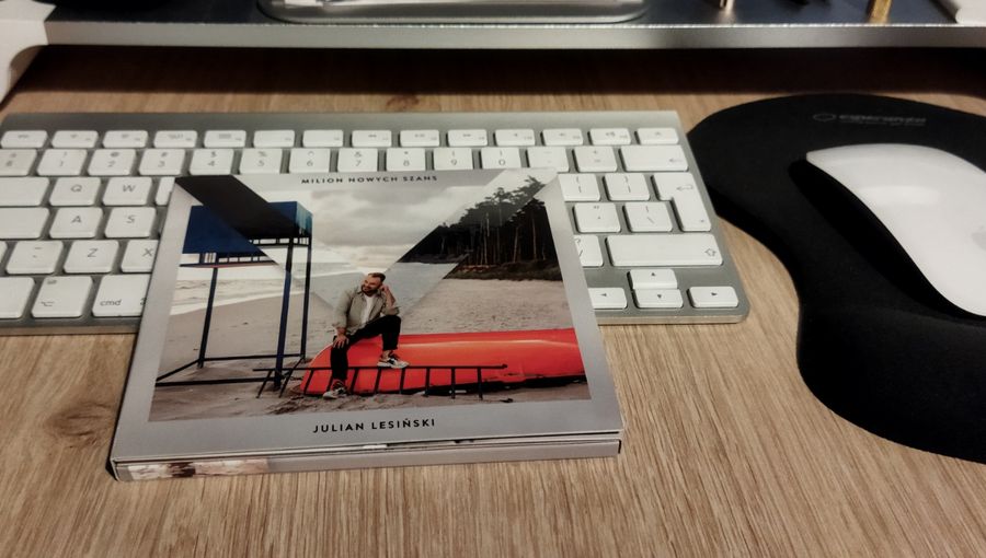 kmy_pl's tweet photo. Debiutancki album Juliana Lesińskiego, my już go mamy i słuchamy https://t.co/wPLQCO7Jxr przez @kmy_pl https://t.co/6Sqrzsop25