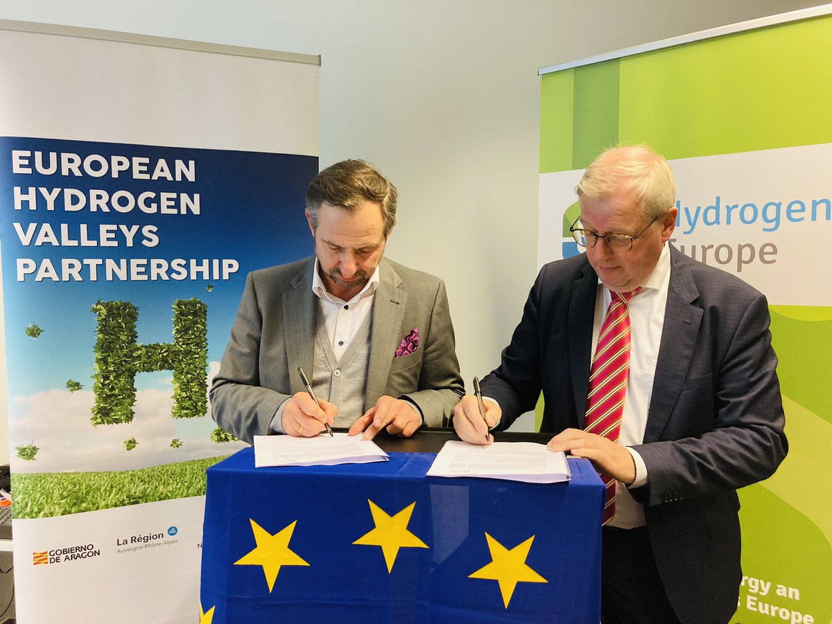H2Europe's tweet photo. Happy to announce during #EURegionsWeek that #H2Europe & #EUH2Valleys strengthen coop to foster EU #H2 deployment +economic prosperity across regional communities. Strong step towards implementing EU decarb goals while ensuring well coordinated common effort at all society levels https://t.co/WWGtVvgsBN