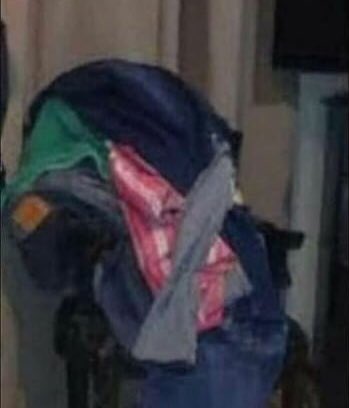 ROS_213's tweet photo. Ma pile de                      Ma pile de              
vêtements                      vêtements 
la journée                       a 3h du mat https://t.co/J4elLqrk61