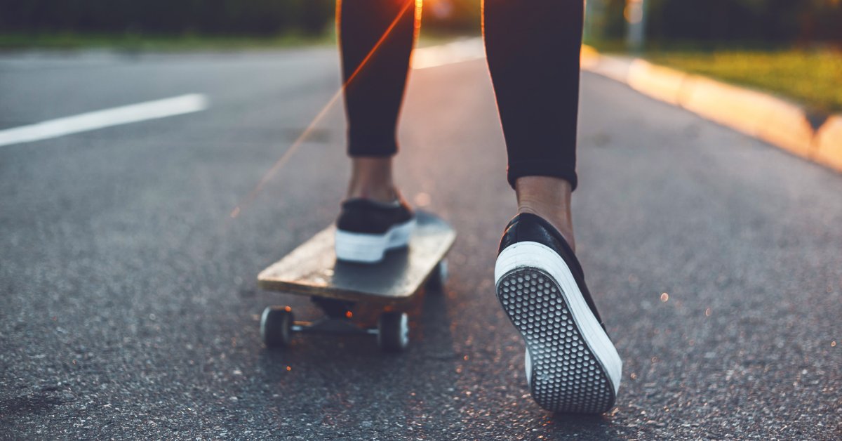 SafetyOttawa's tweet photo. When we think of #ActiveTransportation, we typically think of #walking and #cycling, but we also mean #skateboarders, #rollerbladers & non-motorized #scooters and #RoadSMARTS reminders can help prevent injuries. https://t.co/ldL5kDmWak https://t.co/yYRZ74hB6L