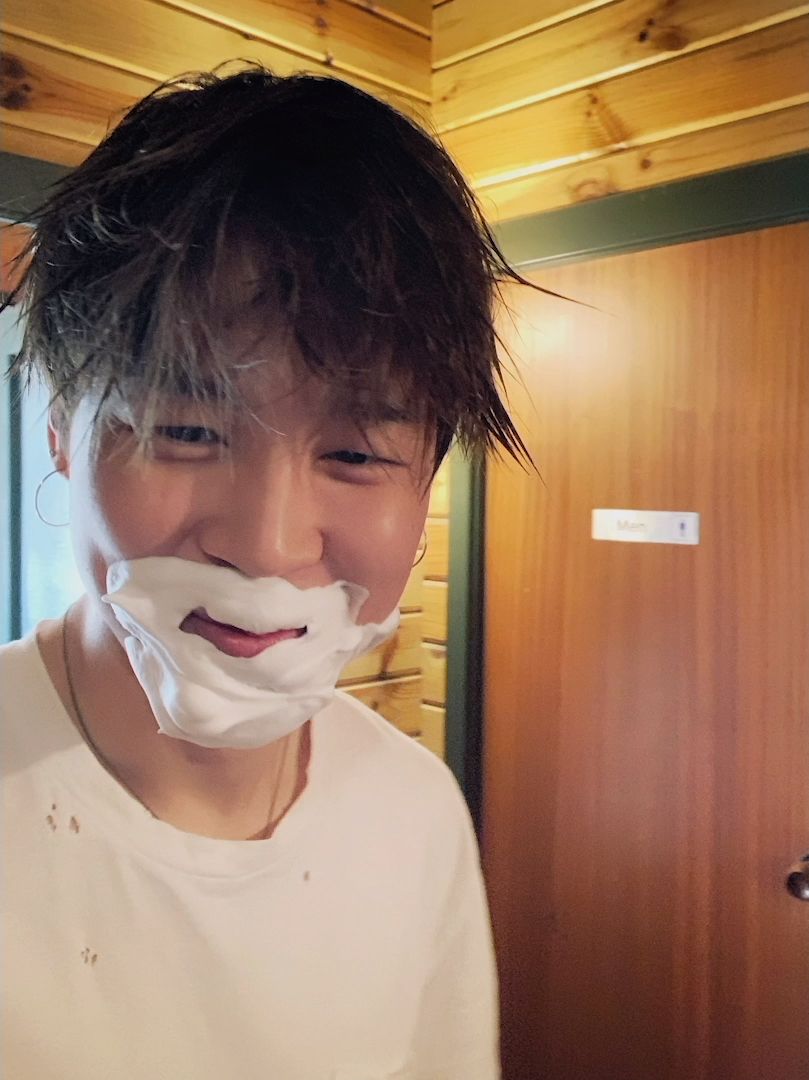 90_cestlavie's tweet photo. We got Jiminie wearing mask, Jiminie with shaving foam and now Jiminie with toothpaste 😭💜

Thank you Hobi for the collection 😭💜

@BTS_twt #OurAngelJimin #JIMINDAY https://t.co/FDjM0EMd0z