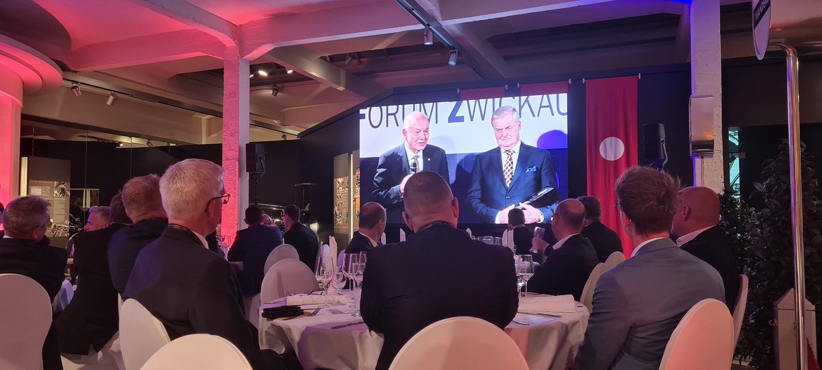 KatrinHoffman28's tweet photo. Der langjährige Porsche-Leipzig-Chef Siegfried Bülow erhält den ersten August-Horch-Ehrenpreis auf dem 25. Sächsischen Automobilkongress. https://t.co/QSJ4EvDyv1