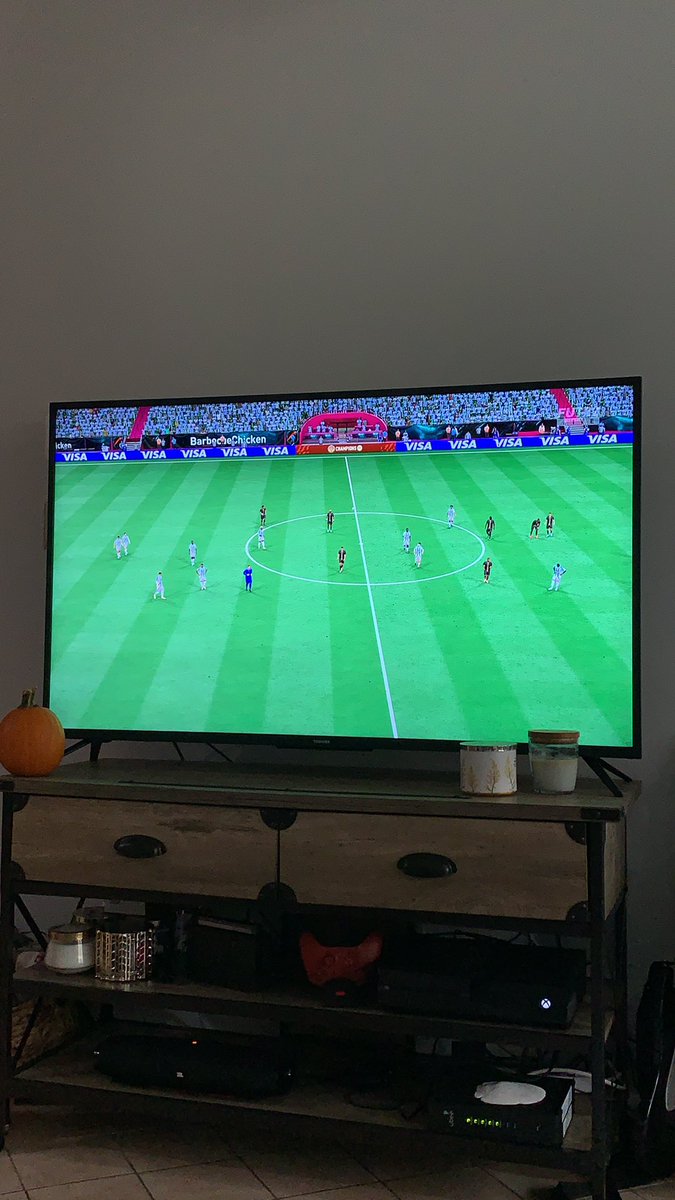 NickRey123's tweet photo. @EAHelp I am trying to qualify for FUT champs but the game is stuck on this screen. I don’t want to quit since the result of the game was a win for me. Please help https://t.co/D2hbSmODsO