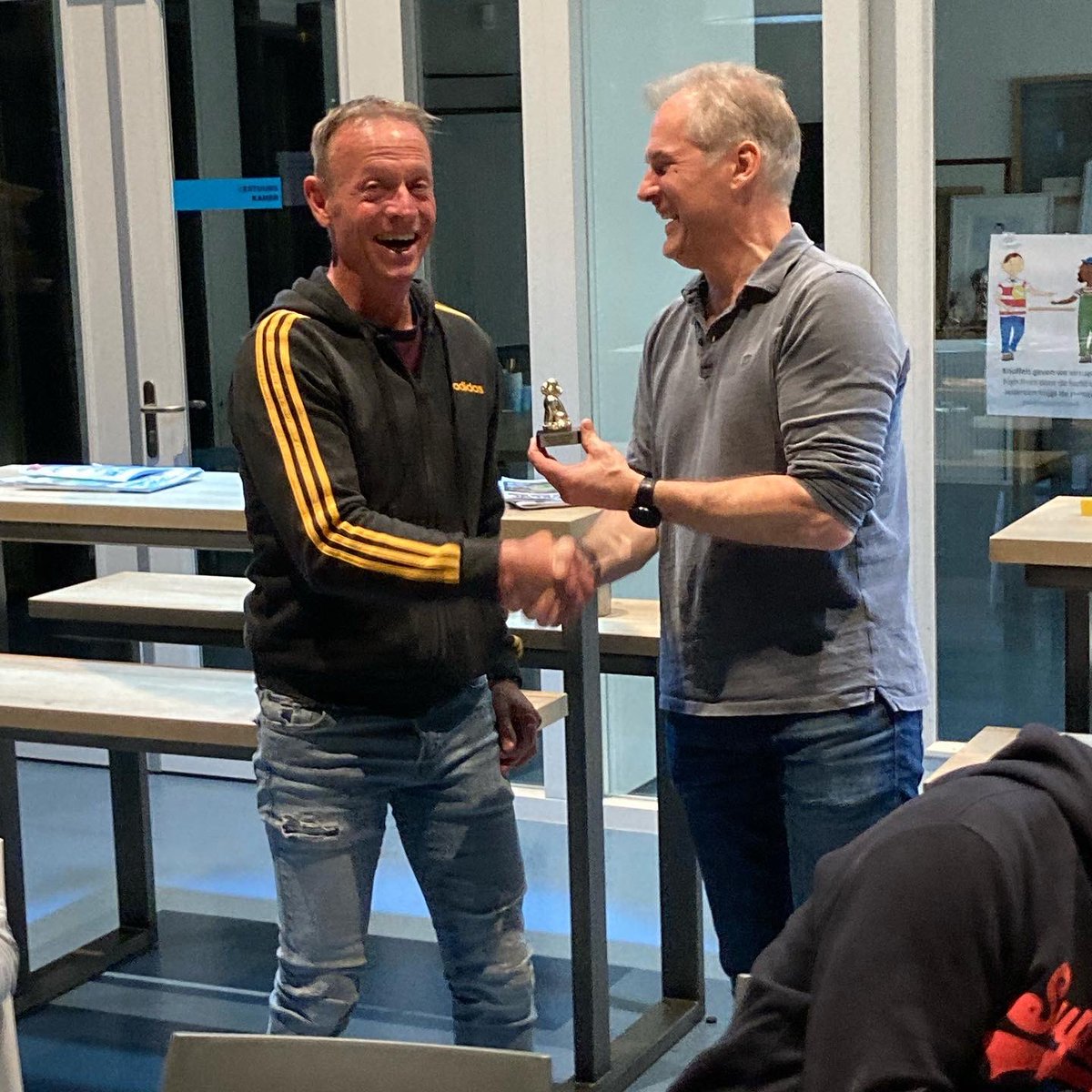 En de winnaars van het squashtoernooi 2021 zijn:
1e klasse Edwin Lok
2e klasse Ruben Korte
3e klasse Lucas Boontjes

Nog van harte gefeliciteerd!🏆

En de poedelprijs voor de snelst geblesseerde uitvaller was voor Alfred Basters.😄 

#squash #hermesdvs #schiedam