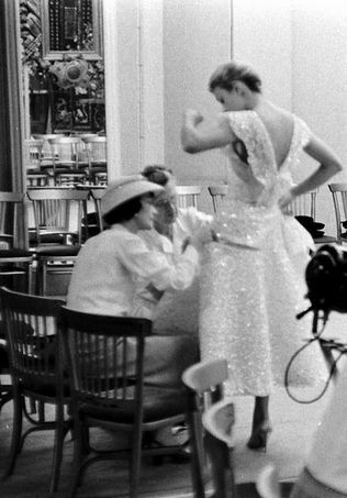 ∎

Coco Chanel & Suzy Parker during a fitting at Chanel.

 Ph. © Mark Shaw (New York, U.S. 1921– 1969) was an fashion and celebrity photographer in the 1950s and 1960s.../...
 #MademoiselleChanel #CocoChanel #Chanel #MaisonChanel #créatriceDeMode #modiste #GrandeCouturière
