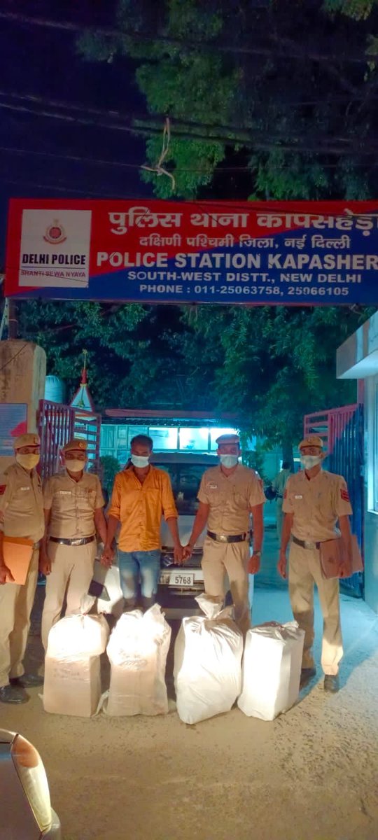 dcp_southwest's tweet photo. Team of PS Kapashera comprising HCs Sunil, Rajpal, CTs Ved Prakash &amp; Anil intercepted a Car with fake No plate &amp; smuggling illicit liquor. 10 Peti Falcon’s Desi Santra qrtr, 11 Peti Masaledar Desi Santra qrtr &amp; 4 Peti Race 7 Metro Liquor qrtr recovered from the car &amp; accused https://t.co/IveYSJJo1v