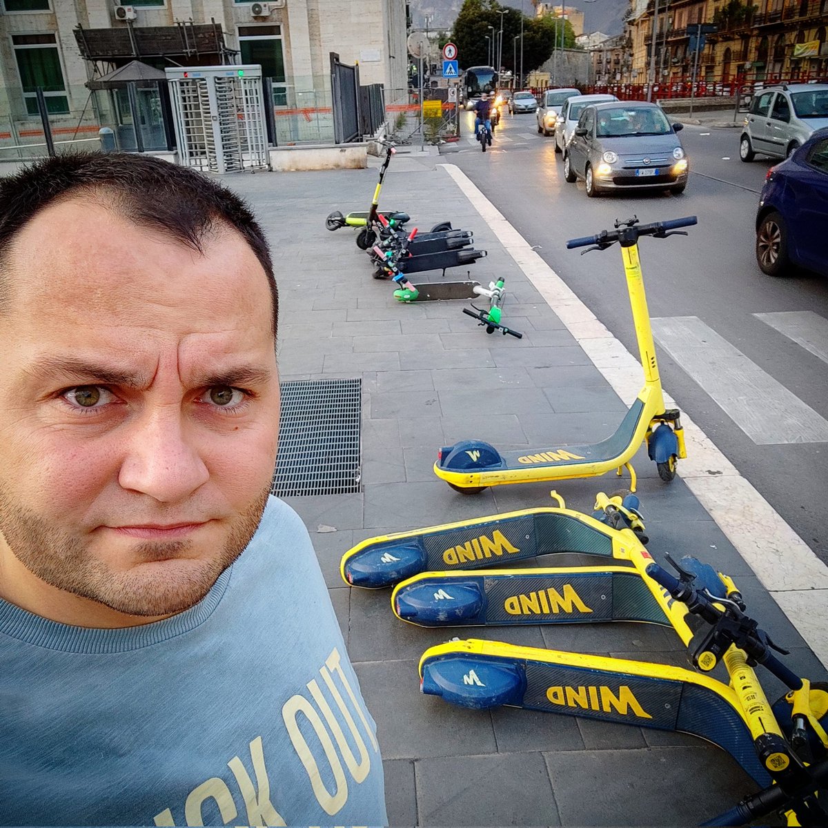 ricottagiuseppe's tweet photo. Vorrei essere #intelligente, #furbo e aperto all'innovazione, come coloro che, senza motivo, buttano per terra i #monopattini #elettrici 🛴 in giro per #Palermo. 😏💯 'nchiariniegghie

#monopattinisharing #monopattinoelettrico #monopattinielettrici #giuseppericottadapalermo https://t.co/CKYnl5jqEz