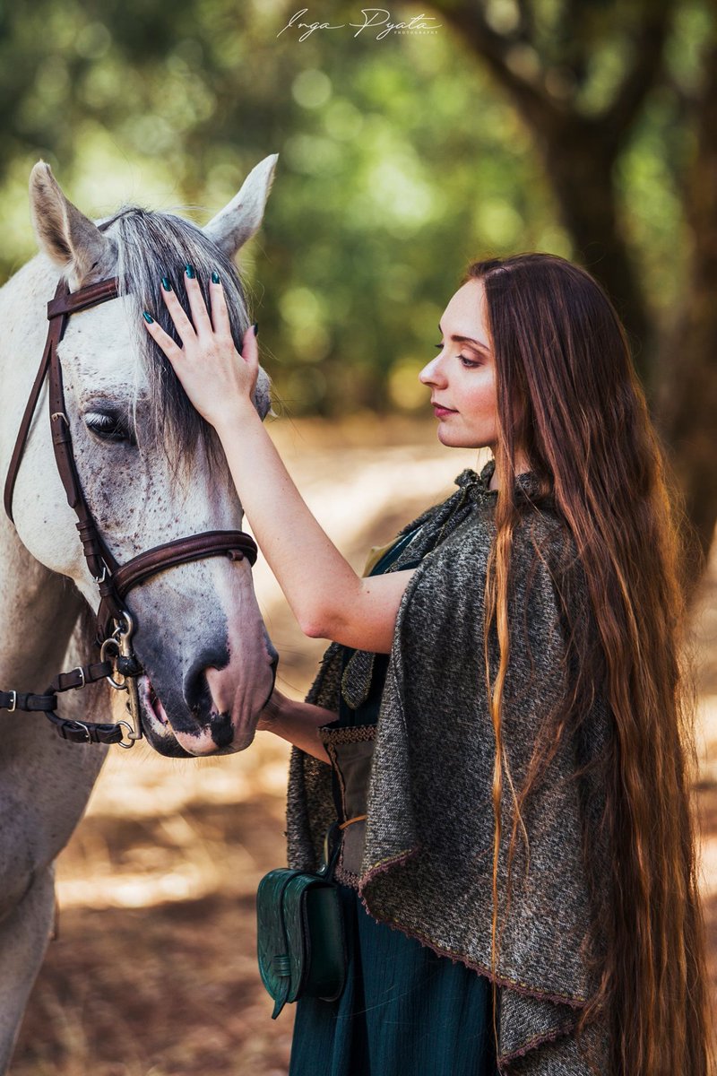 diana_therose's tweet photo. #Model: #DianaRosa
#Photography: #IngaPyata
Production: #HaereamEvents - #NieléliaSahira
Outfit: #CláudiaCandeiasAtelier
MUA: Sónia Sebastião
Horse: JG Serviços Equestres
#photoshoot #medieval #medievalfashion #verylonghair #romantic #cottagecore #redhead #naturalredhead #horse https://t.co/y1XN12nCwa