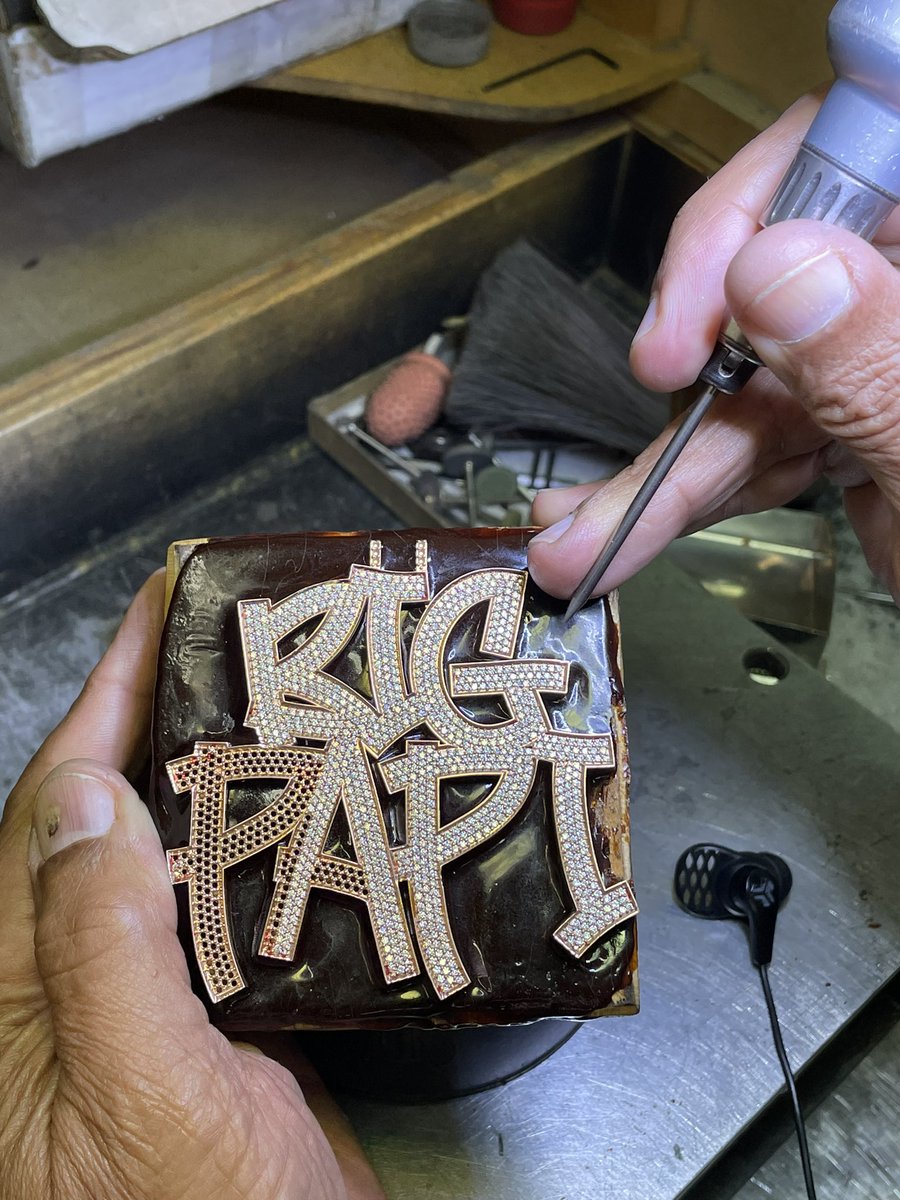 JaneBaschJewelr's tweet photo. Our master jewelers setting a monster piece.  It’s gorgeous. So grateful that we are still using fine artisans to create and continue our legacy….. https://t.co/J2Ec5Qp23J