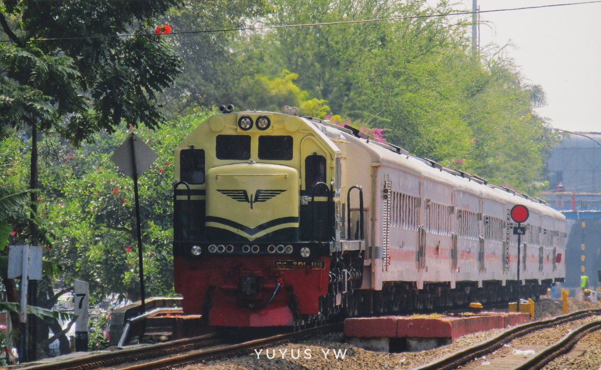 Yuyus_yw's tweet photo. Akhirnya dia ke bandung juga. Lokomotif livery vintage
#fotosepur #lokovintage #liveryVintage #Cc2018331 https://t.co/O1dAkr6wfr