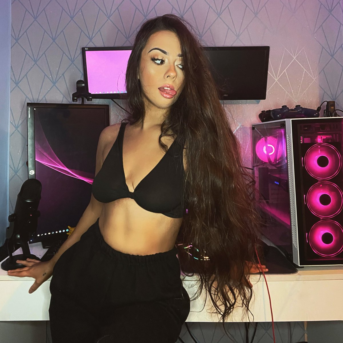 InvirtualTV's tweet image. think it’s time for some valorant💗