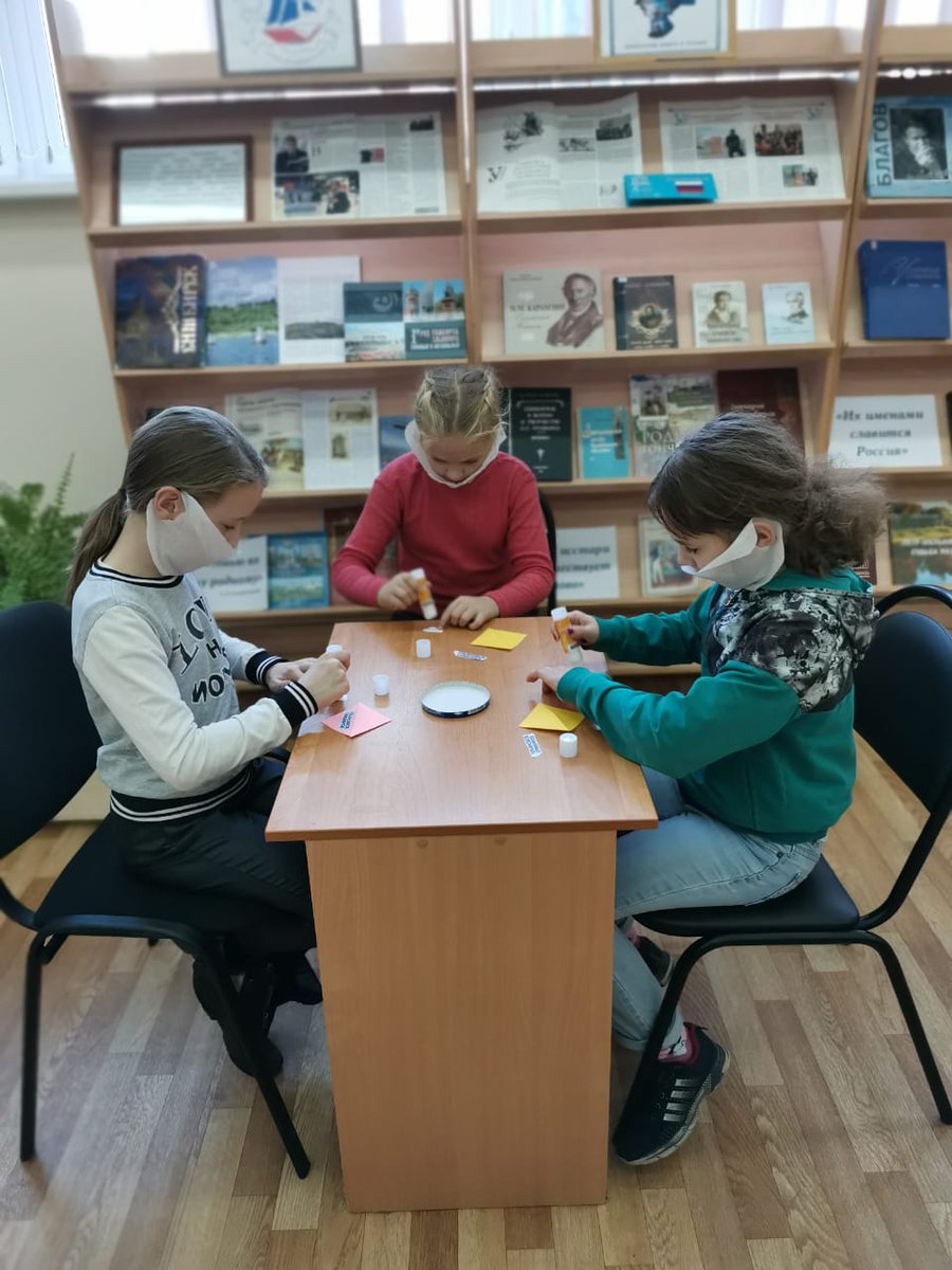 На каникулах <a href="/swoya3/">Библиотека Зырина</a> приглашает юных читателей поучаствовать в серии мастер-классов "Подарки своими руками" в рамках Месяца книг по декоративно-прикладному творчеству #вГодКниги Сегодня ребята мастерили книжные закладки #ЦБС