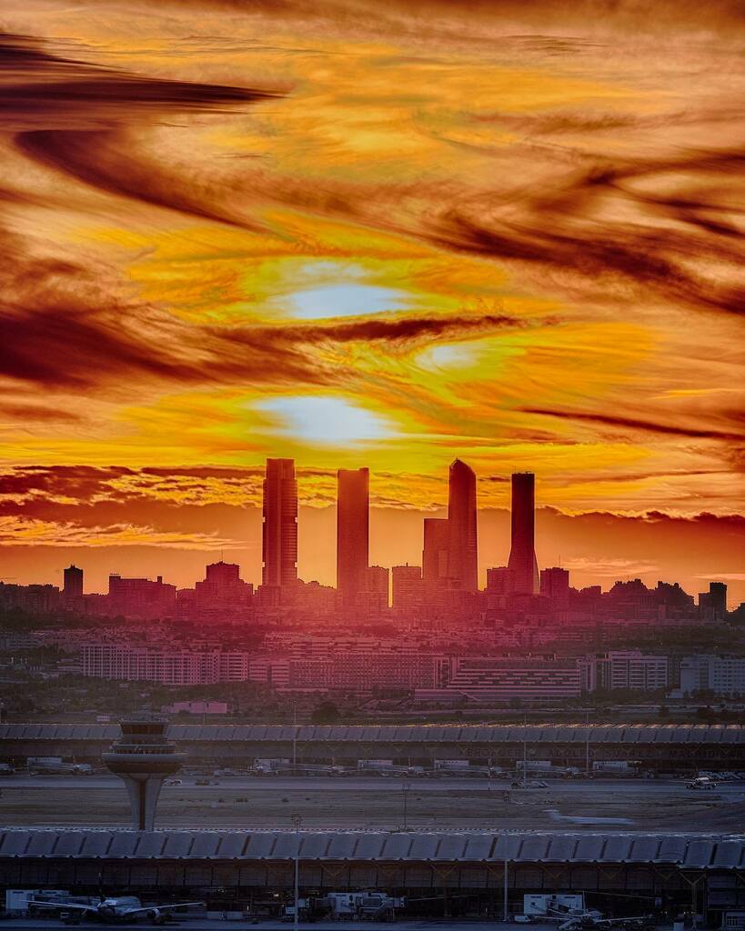 OskarinJ's tweet photo. #taraosmeetup #madridsunset #torresmadrid #cuatrotorres #sunset #airport #barajasairport #barajas #cloud #cloudporn #fujifilm #fujifilmxt3 #fujinon #fujilovers #photopills #planitpro https://t.co/uIPatnltBh https://t.co/GSqXTBq9uh