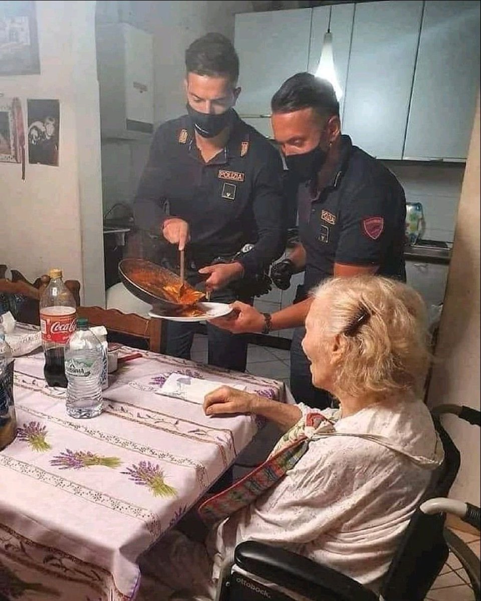 This 87 year old woman called the Italian police to say she was hungry and lonely. They came and cooked her pasta and reminded her that she was not alone. 😇 MT <a href="/AriaaJaeger/">Ariaa ®</a> 

#kindness #aging #goodnews