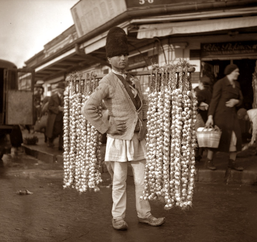 VIOLETANDREI's tweet photo. #ImmunityBoosterTips
Garlic seller in interwar Romania. Approx. 1930
Sursă © Arhiva de Imagine MȚR
😄 https://t.co/gWVn5qBHhc