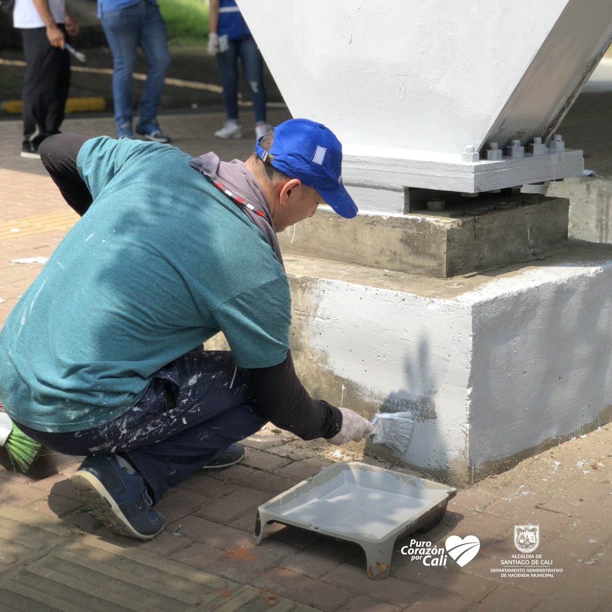 HaciendaCali's tweet photo. La carrera 1 con calle 70 fue impactada positivamente gracias a la campaña Zonas #TeQueremosCali, que busca embellecer y recuperar los espacios públicos afectados. https://t.co/qI2809v3LQ