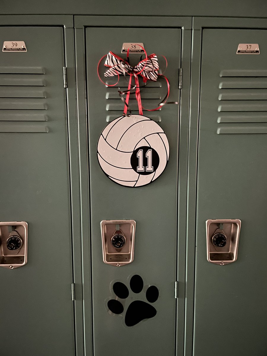 BHSTigerVB's tweet photo. Thank you to our volleyball moms! The lockers and locker room look great and we love our snack bags! #startunknownfinishunforgettable https://t.co/61n8l6CxER
