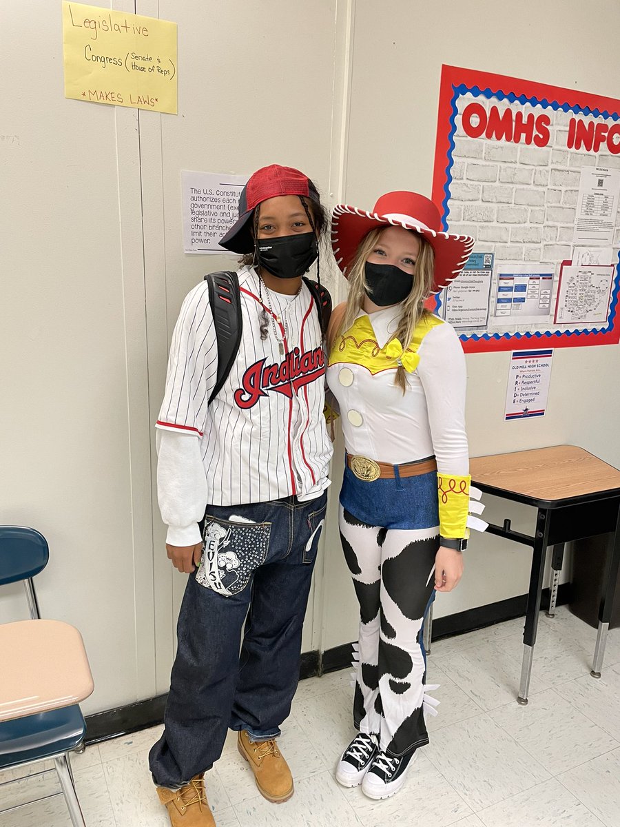 TeachMrsF's tweet photo. How fun is Spirit Week?! #KrisKrossWillMakeYouJump #YeeHaw #PrepareToStare #EhOh #Damian https://t.co/3cLa8XwRo4