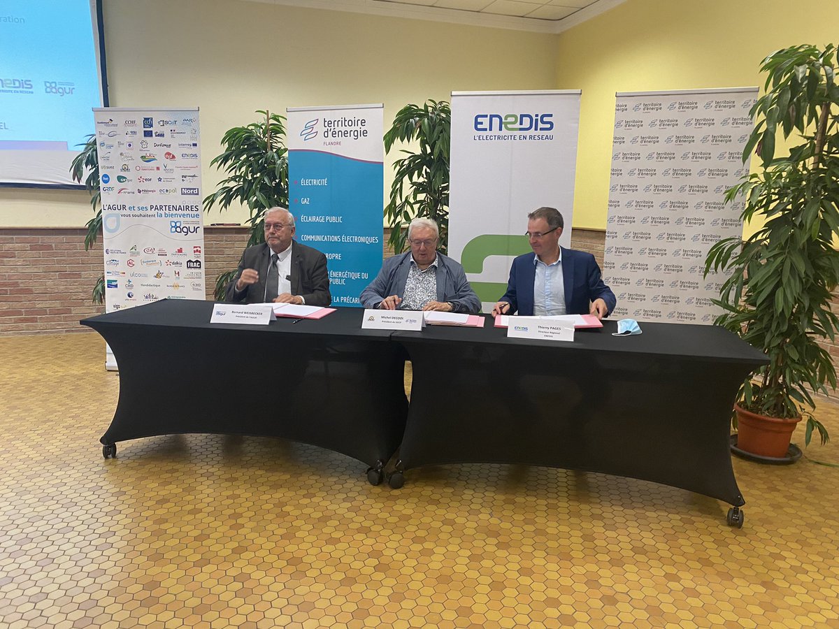 EnergieFlandre's tweet photo. En images - signature de la convention de partenariat entre #MichelDecool @siecf, @ThierryPages @enedis_npdc et @BernardWeisbec1 @AGUR_Dunkerque pour la réalisation du schéma directeur des IRVE de #Flandre à @StJansCappel #mobilitepropre https://t.co/6kVt2KIdhN