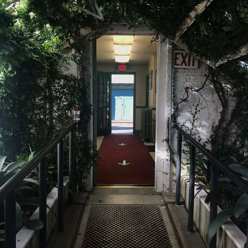 Framing through the doorways...

#photos #photography #nyphotographer #plantingfieldsarboretum #greenhouse #greenhousephotos #doorway #doorwayphotos instagr.am/p/CU8JAcWlfnj/