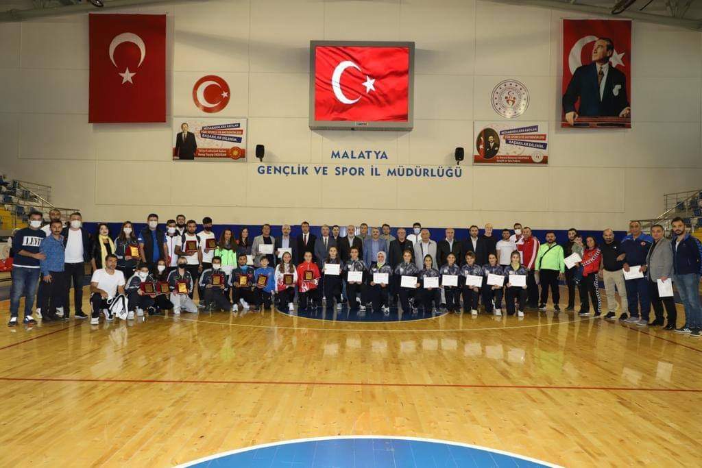 #AmatörSporHaftası ödül ve plaket törenimiz ile sona ermiştir.
Emeği geçenlere teşekkür ederim.
Malatya ASKF Başkanı Seyfullah Özdemir