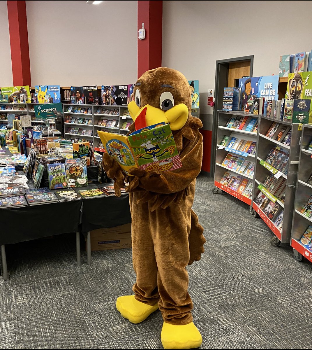 Champ is REALLY enjoying the ⁦<a href="/ja_champs/">Jaindl Elementary Grand Champions</a>⁩ book fair this week! #scholastic #grandchamps #parklandpride