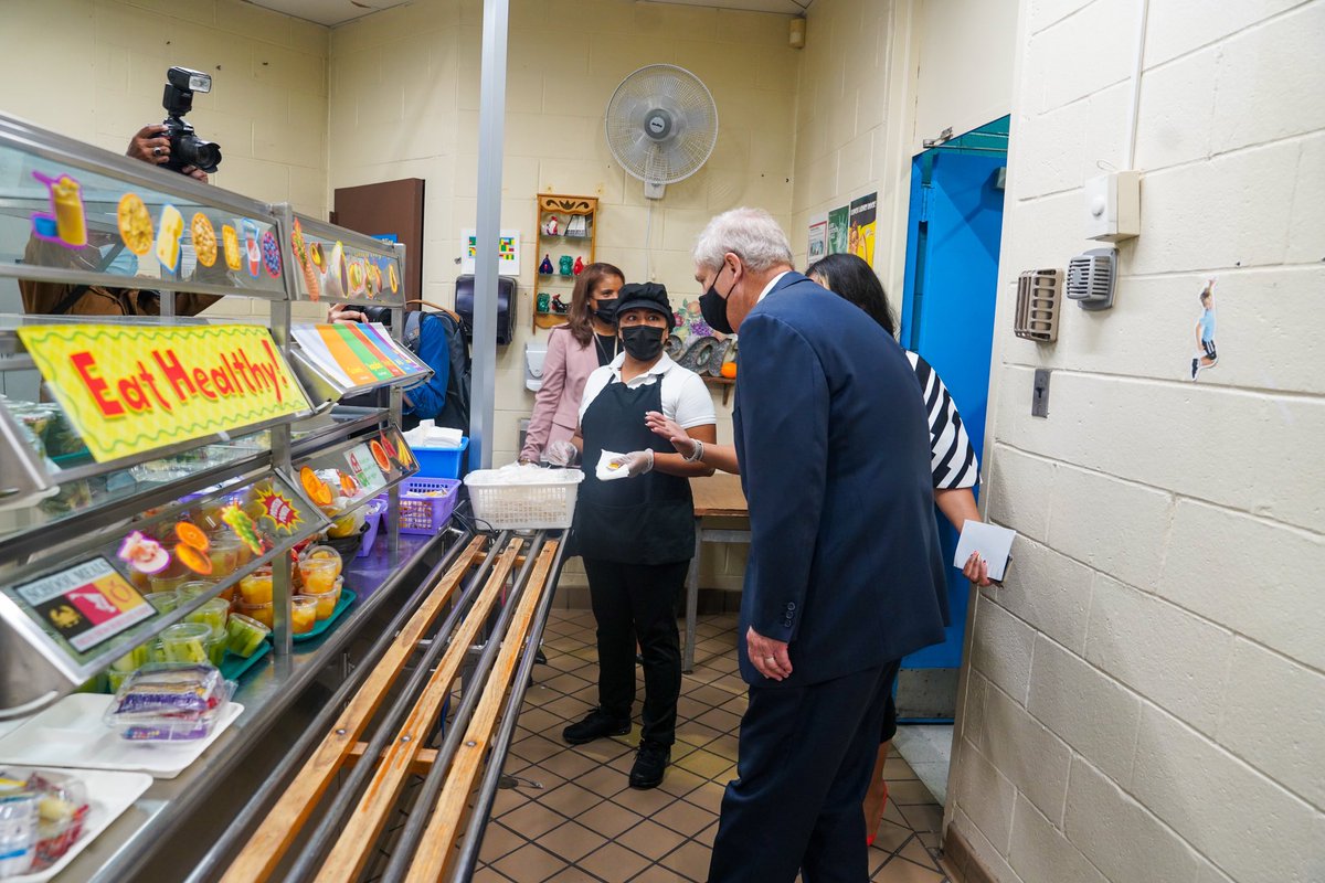 pgcps's tweet photo. For #NationalSchoolLunchWeek, @USDA @SecVilsack visited Riverdale Elementary School today to highlight the importance of nutritious food in schools and learn about the critical role of student meals in the Riverdale community! #PGCPSProud https://t.co/XSsHIrWUEr