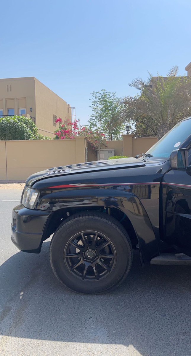 خلك معي أقرب من الشوف للعين
وأبقى معك مثل العيون ونظرها ..