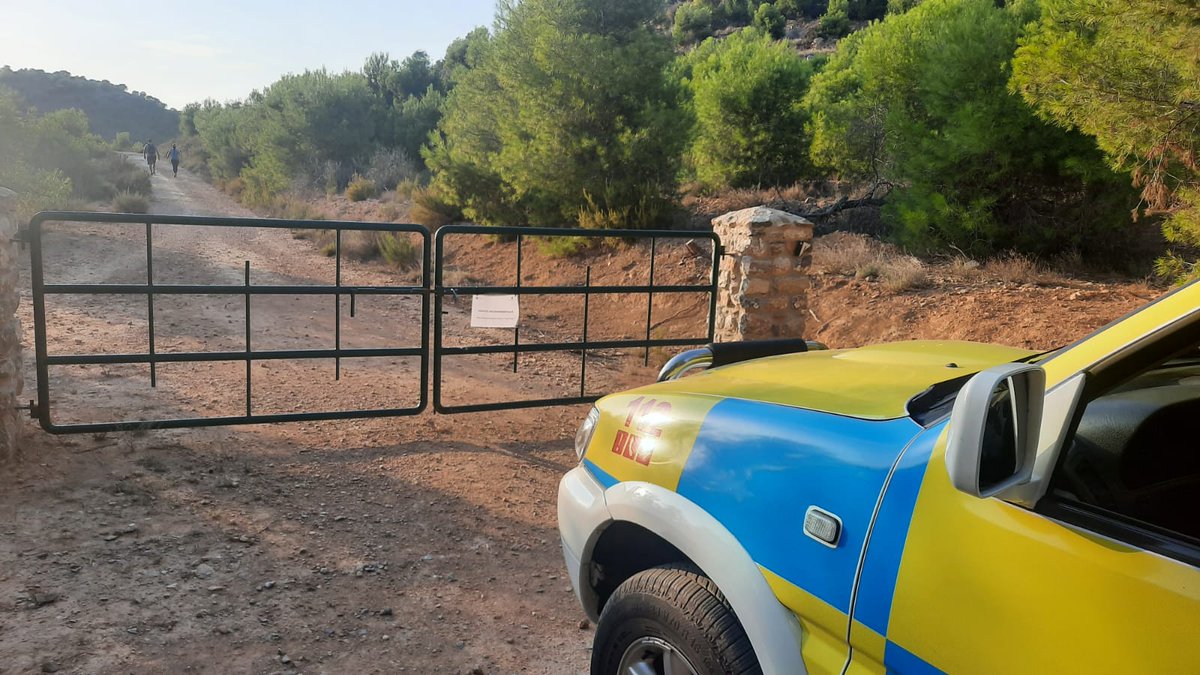 PCSantomera's tweet photo. hasta el punto donde esta la AMBULANCIAS #ANA_A9101 y el #SUAP4 que el personal médico la ha estabilizado a la herida  y es trasladado al Hospital Sanitario.

🚨🚨🚔🚔Seguimos #ALERTADOS ante cualquier situación de #Emergencias. https://t.co/3GnMxWahHJ