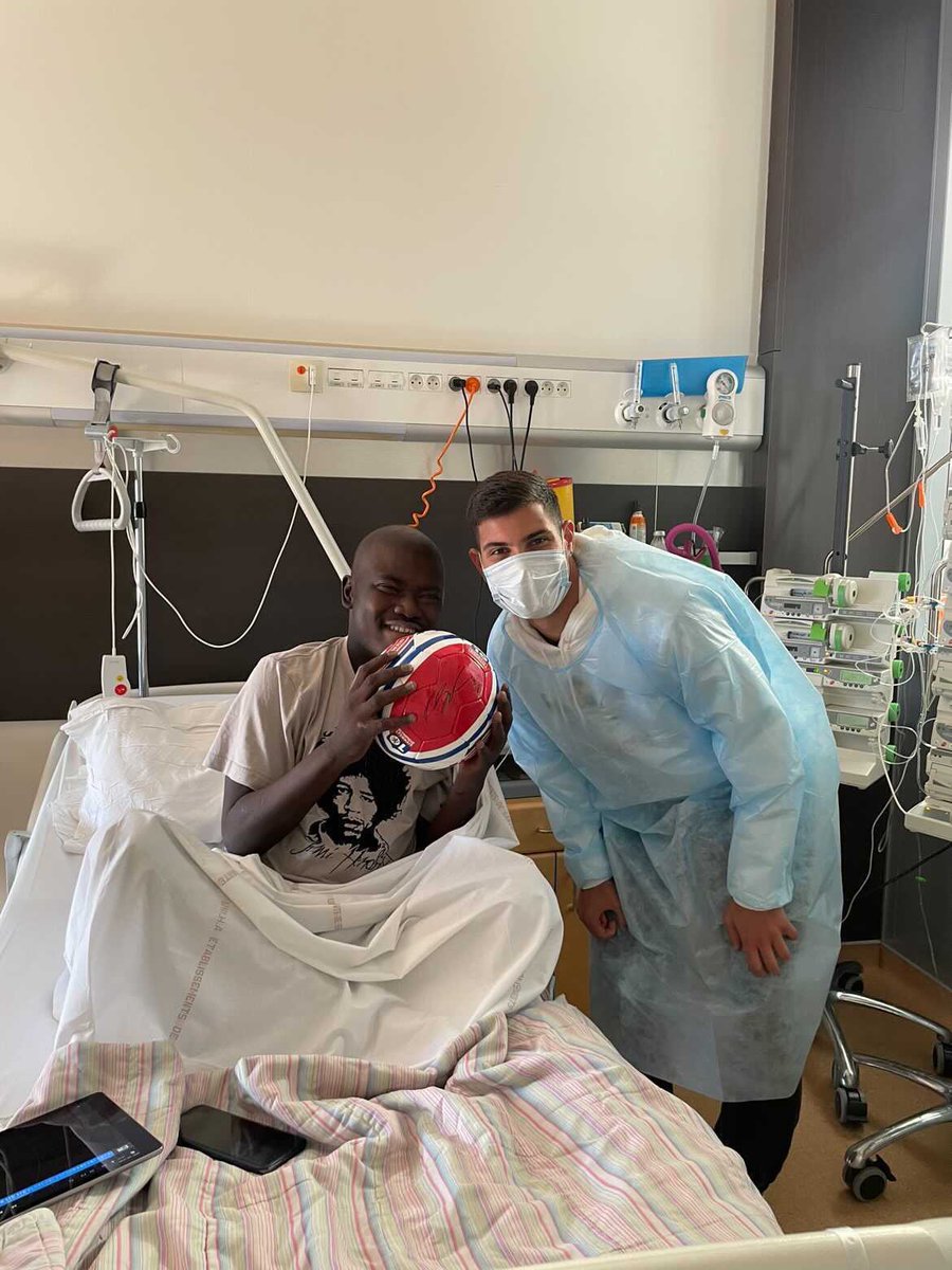 brunoog97's tweet photo. Hier je suis allé à Léon Berard avec OL FONDATION . Et j’ai appris la véritable signification du mot Vie . 
J’ai compris combien on doit être fort et à quel point on doit prendre la vie avec légèreté et bonheur , même lorsque nous rencontrons des épreuves.🙏🏽 https://t.co/UPOTUyX9UW
