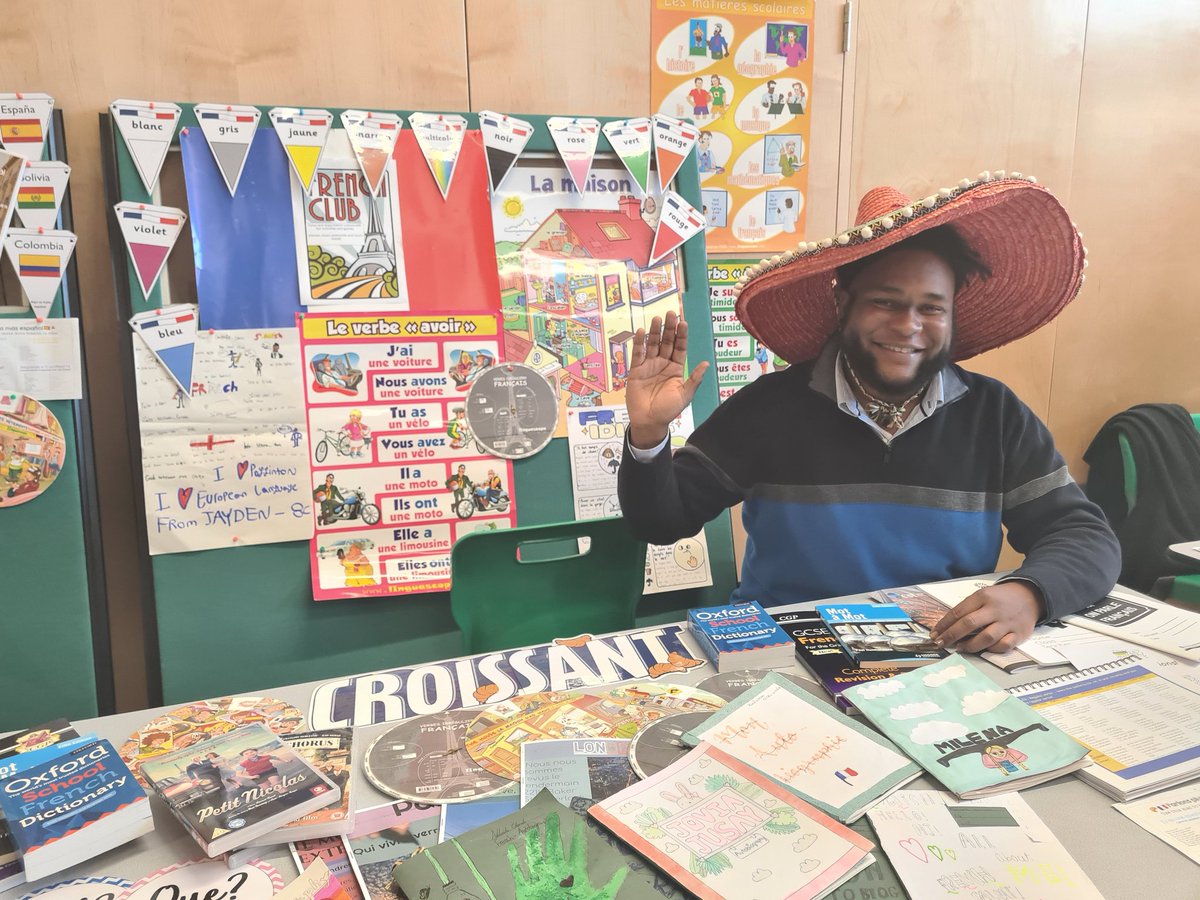 Team MFL say 'bonjour, hola, salve, Guten tag' at Open Evening! <a href="/FgcsInfo/">Forest Gate Community School</a> @LanguagesatFGCS <a href="/bradnggeorge/">bradley george</a> #weareforestgate #OpenEvening @lisa905458 <a href="/MissTBegum/">Thahmina</a>