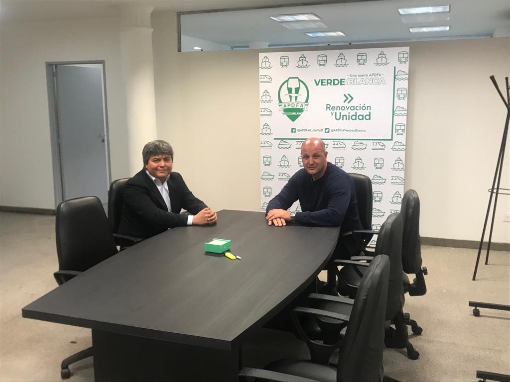 AgrupVyBPuertos's tweet photo. Nuestro Secr. Adj. Nac. @SalomLeonardo se reunió con @FavioCambareri, presidente de @ComodoroPuerto. Conversaron sobre la realidad portuaria de la provincia, los proyectos a futuro que tiene el puerto y la situación y necesidades de las y los trabajadores. https://t.co/Hnd1vsSTZ4