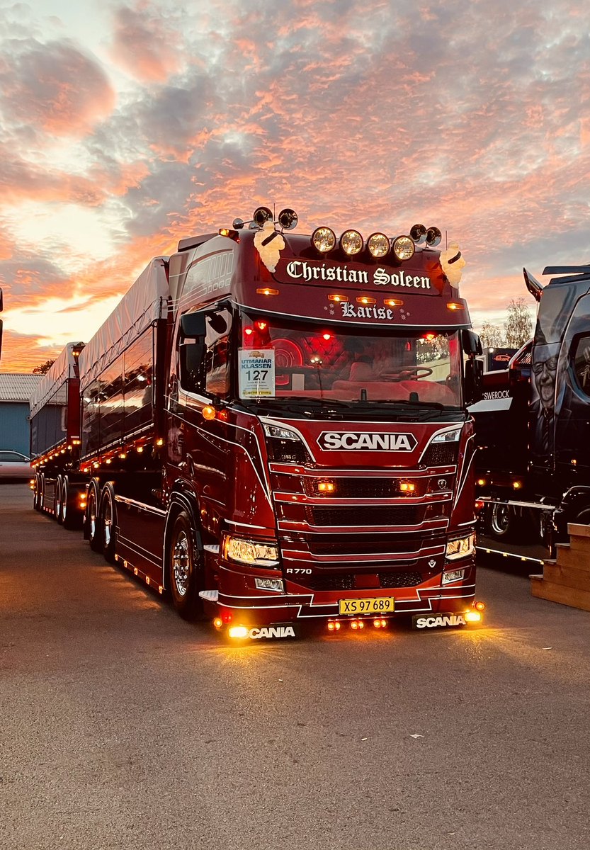 This stunning Scania R770 V8 took two awards home to Denmark from Nordic Trophy 2021 in Mantorp Park. The owner, Christian Soleen and his driver Stefan Pedersen, are happy and proud… 🤩🤩🤩