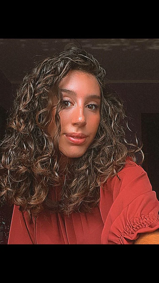 ADOVREHAR's tweet photo. Ammirate i miei capelli https://t.co/EhwyKTjKf3