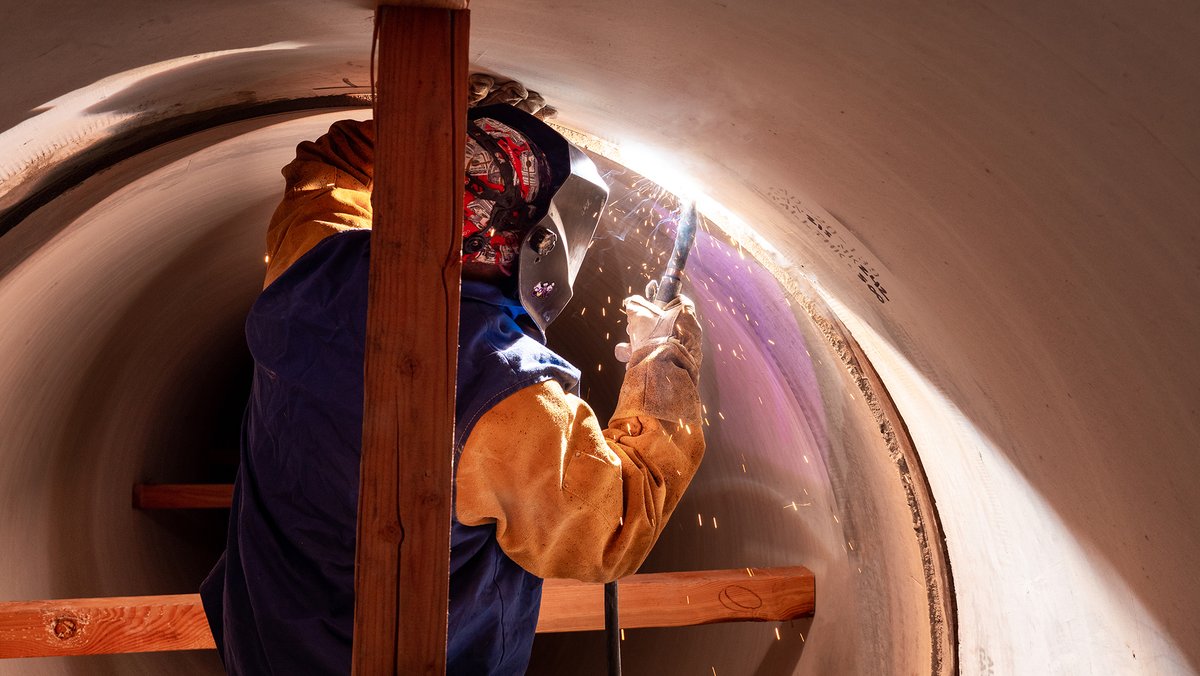 achengardner's tweet image. Welding inside a steel transmission main.

#waterline #wetutilities #welder #welding #weldernation #pipeline