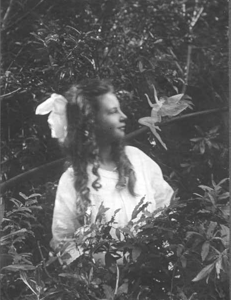 wikivictorian's tweet photo. 📷🧚‍♀️The Cottingley Fairies: A THREAD 🧚‍♀️📷 https://t.co/qZdmyv5mvw