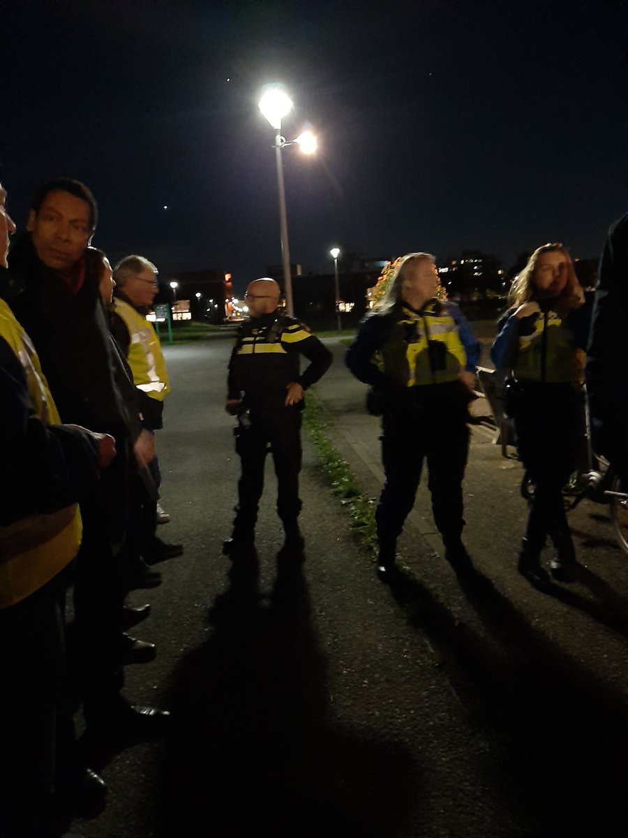 In Almere hebben we 22 buurtpreventieteams en 125 geregistreerde buurt appgroepen. Niet alleen ik, ook politie en Stadstoezicht zijn blij met deze extra ogen en oren in de wijk. Vanavond samen op pad geweest in Almere Poort. Met elkaar gaan we voor een veilig Almere.