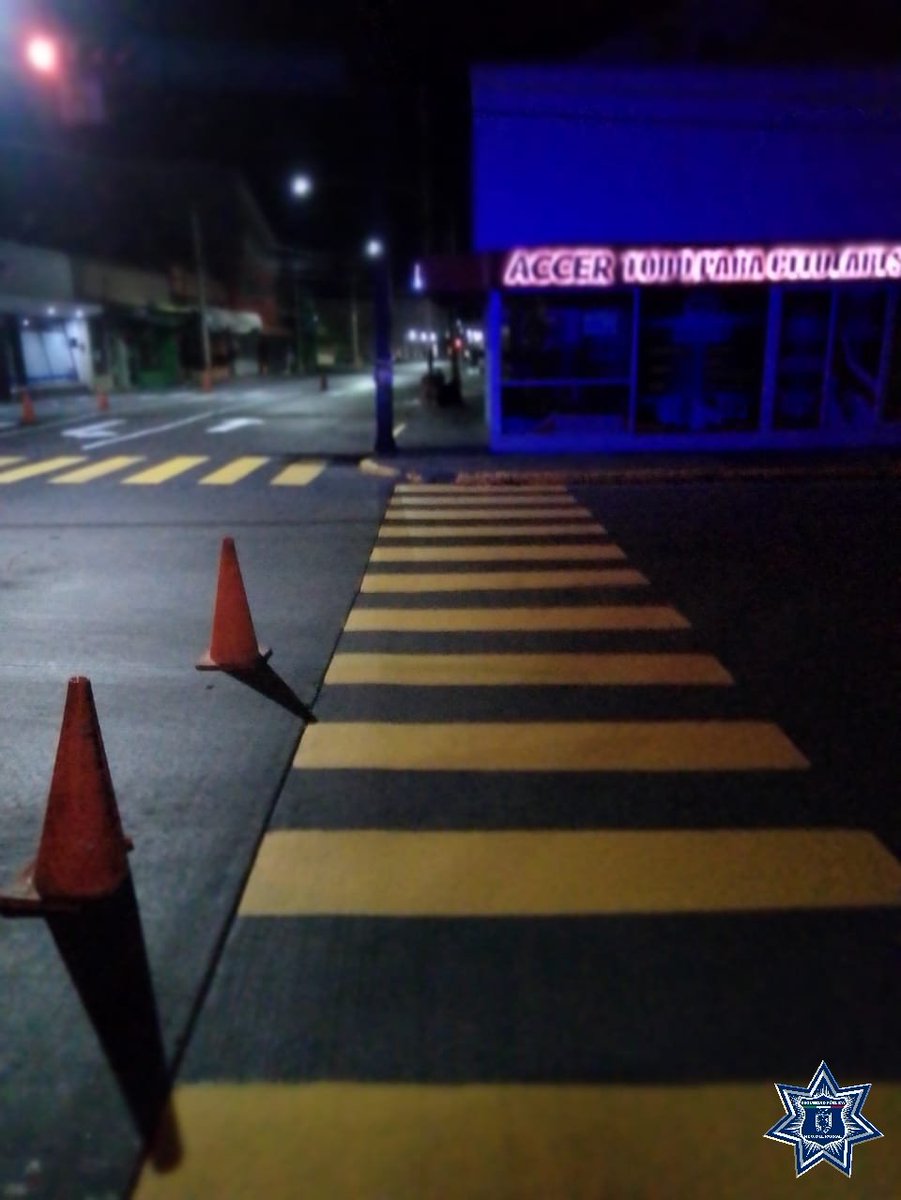 PoliciaParral's tweet photo. Seguimos trabajando en mejorar la señalización en diferentes puntos de la ciudad.

En los lugares de mayor flujo vehicular, se trabaja de noche para no afectar el tráfico.

Día a día, hacemos de Parral, #LaCapitaldeloBueno https://t.co/Ob6JOm9YEO