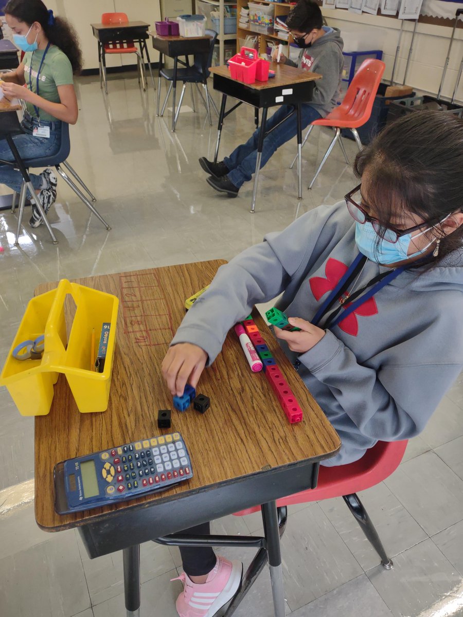 SumnerSeahawks's tweet photo. Our 5th grade AG students are learning how to change from Base 10 to Binary system. They had a blast! @ShelenaChavis @DrKimberlyGoods #learningtakesyouplaces https://t.co/mb68stQNAB