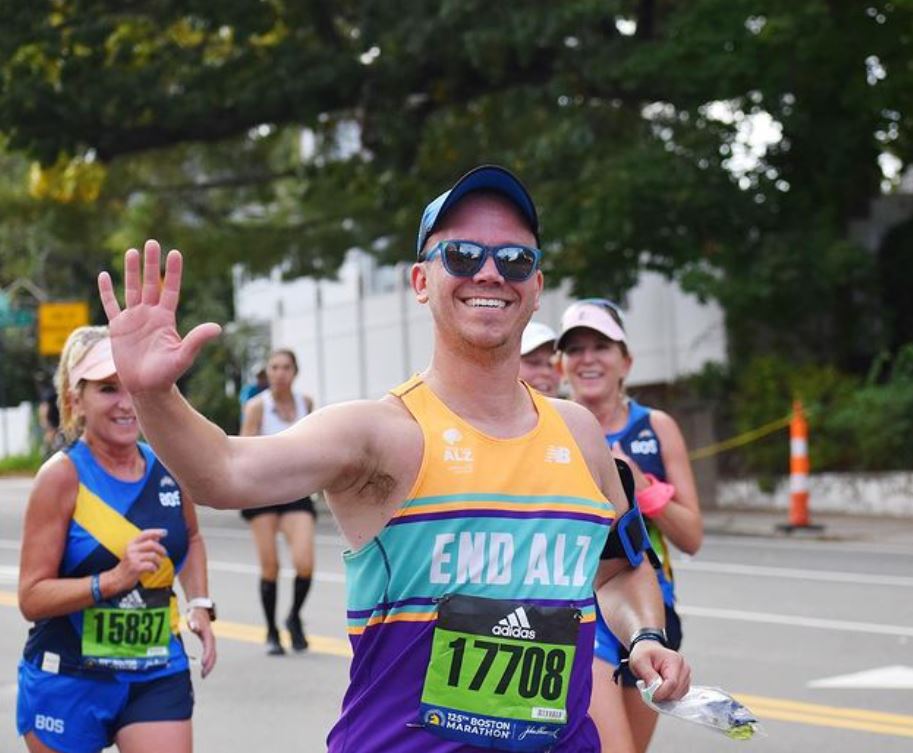 alzassociation's tweet photo. Shout out to #BostonMarathon Team End ALZ who ran 26.2 miles on Monday and raised more than $425K (and counting) for Alzheimer's care, support and research. Thank you, runners, for championing the fight to #ENDALZ. https://t.co/j40Grs35vX