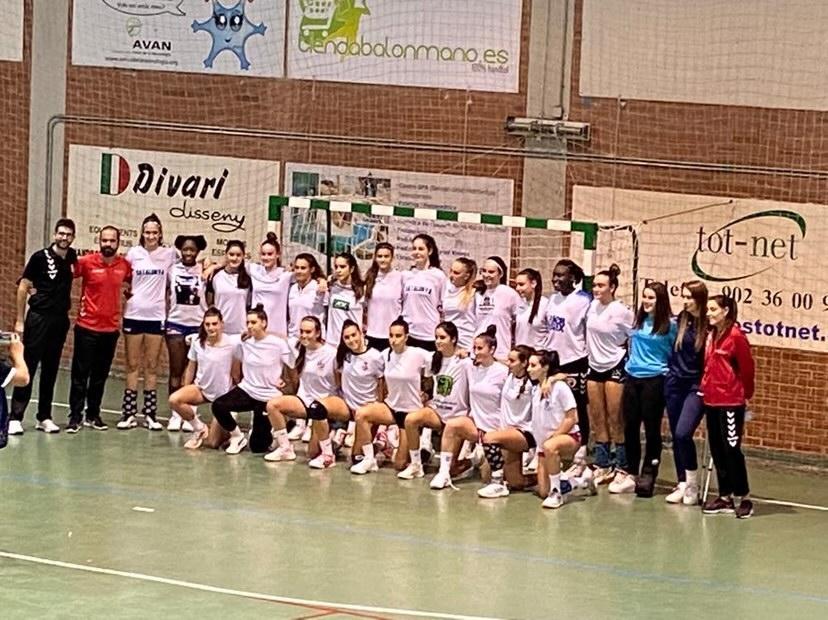 Avui les nostres jugadores del cadet femení, la Júlia Gómez, la Lucia Pérez i la Carla Gutiérrez, han fet l'entrenament amb la Selecció Catalana Cadet Femenina a Sabadell. Felicitats noies!

#handbol #handball #LesFranqueses #aehlf #Selecció #Federació #Catalana #esportfemení