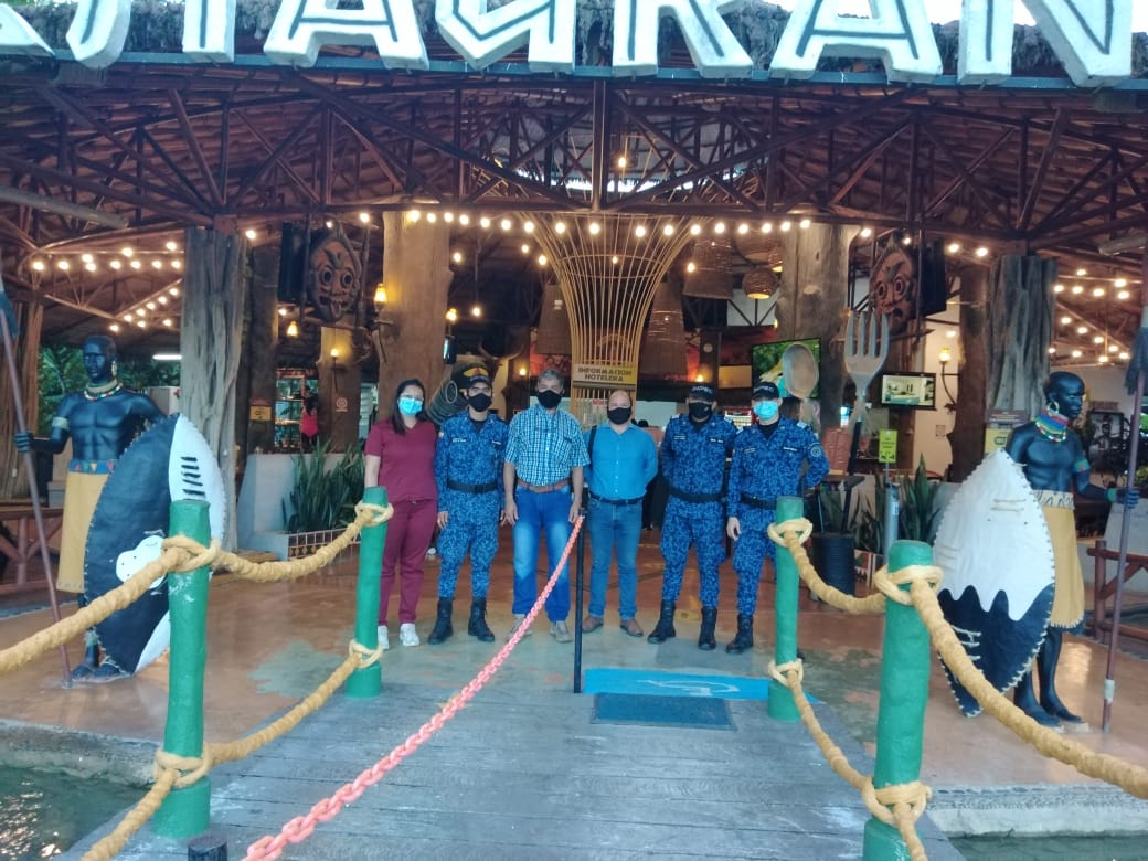 INPEC_Colombia's tweet photo. Libera Colombia llegó al parque temático Hacienda Nápoles, un gran paso en cuanto al posicionamiento de la marca Libera Colombia y los productos elaborados por la población privada de la libertad de la Cárcel y Penitenciaría de Media Seguridad de Puerto Triunfo. https://t.co/pDhCKf8ANE