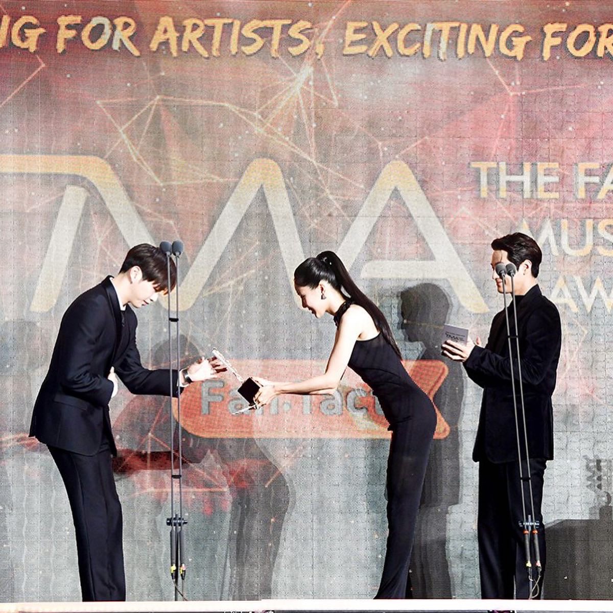 argkangdaniel's tweet photo. [FOTOS]{211003}

Daniel recibiendo el premio al artista del año en los TMA

#강다니엘 #KANGDANIEL @konnect_danielk 

Kang Daniel Argentina https://t.co/mkxTlZIA7l