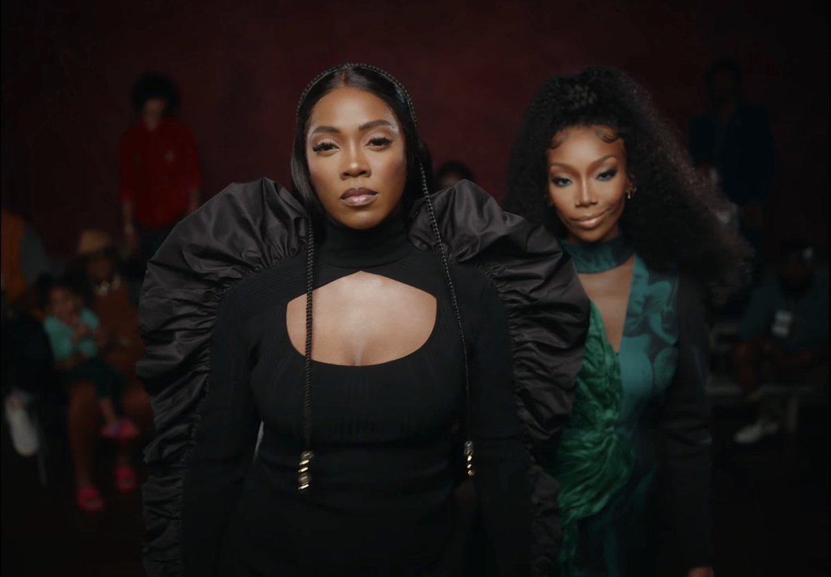 NikonPapi's tweet image. my first music video role!! 😆

So excited to finally be able to share this with y’all. I got casted as a model for @TiwaSavage and @4everBrandy video for Somebody’s Son, and it was such an amazing experience. 

#somebodyson #tiwasavage #brandy #motownrecords #waterandgarri